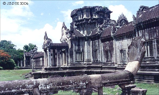 cambodia_angkor_wat_02_2002_0161