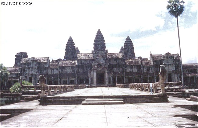 cambodia_angkor_wat_05_2002_0161