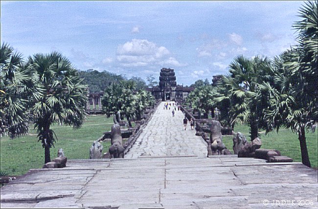 cambodia_angkor_wat_06_2002_0161