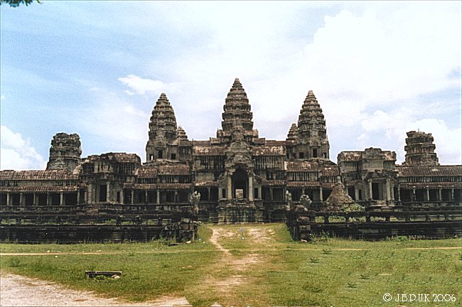 cambodia_angkor_wat_ele_entrance_03_2002_0161p