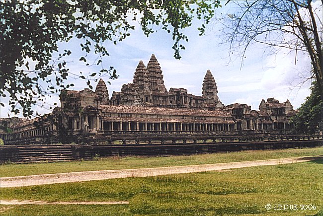 cambodia_angkor_wat_exterior_05_2002_0161p
