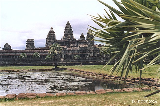 cambodia_angkor_wat_lake_02_2002_0161p