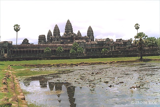 cambodia_angkor_wat_lake_03_2002_0161p