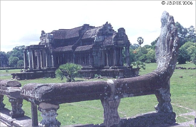 cambodia_angkor_wat_temple_04_2002_0161