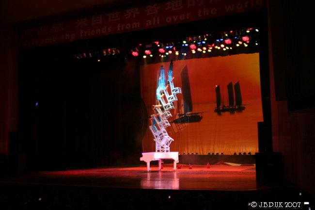 8585_china_shanghai_acrobat_show_dig_2007_d29