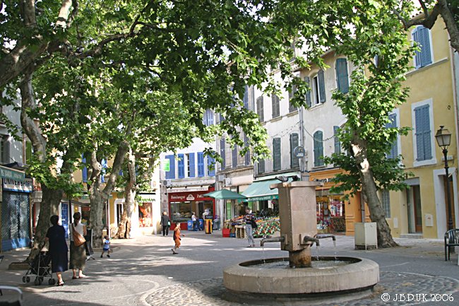 0909_france_provence_martigues_town_square_digit_d1_2004