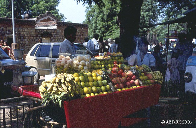 india_delhi_fruit_seller_1989_0155