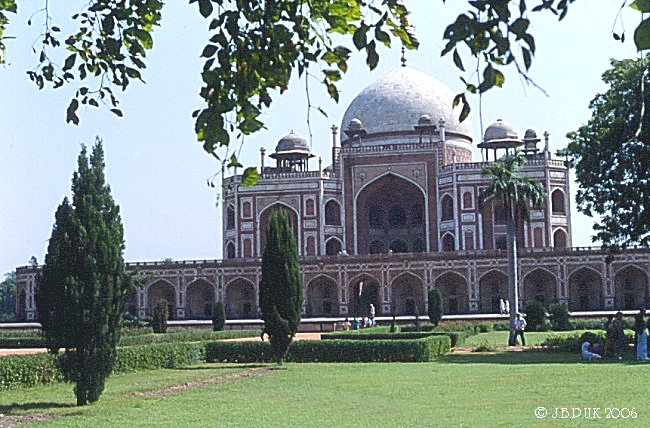 india_delhi_qawwat_ul_islam_mosque_1989_0155