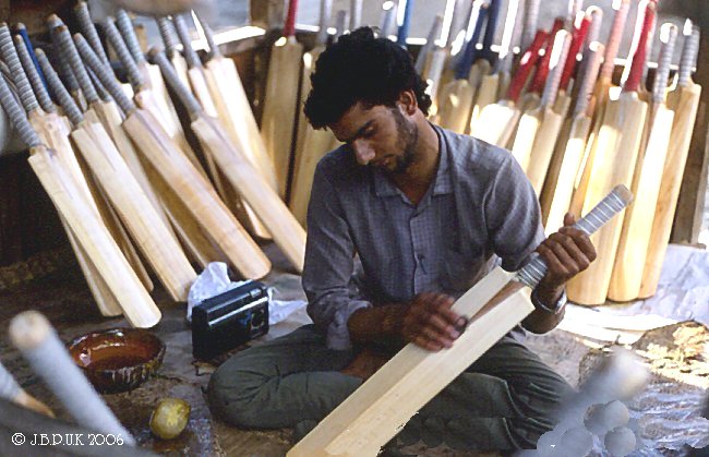 india_kashmir_cricket_bat_maker_1989_0153