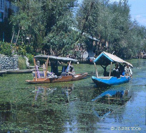 kashmir_dal_lake_canal_boats_1989_0126
