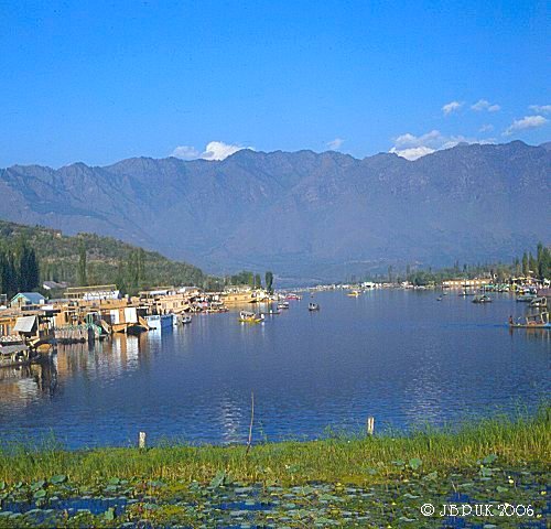 kashmir_dal_lake_houseboats_mountains_1989_0127