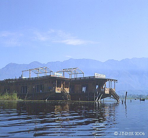 kashmir_dal_lake_two_houseboats_1989_0127