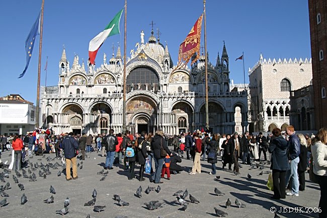 2067_italy_venice_st_marks_crowds_digit_d12_2005