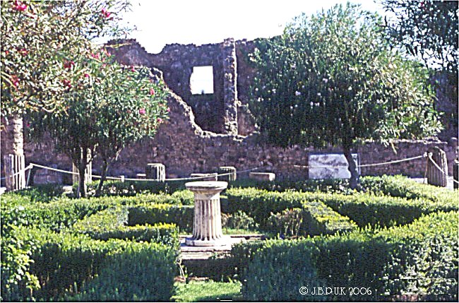 italy_pompeii_cassa_del_fauno_garden_2003_0242
