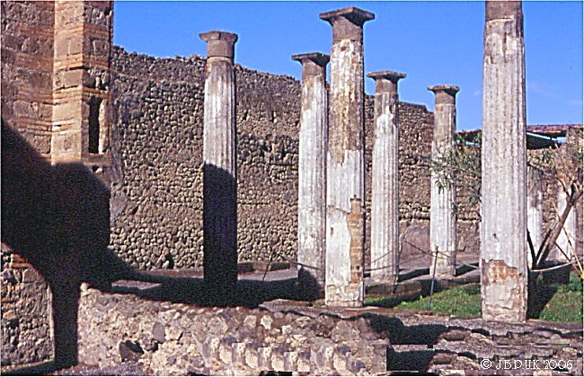 italy_pompeii_cassa_del_fauno_pillars_2003_0242