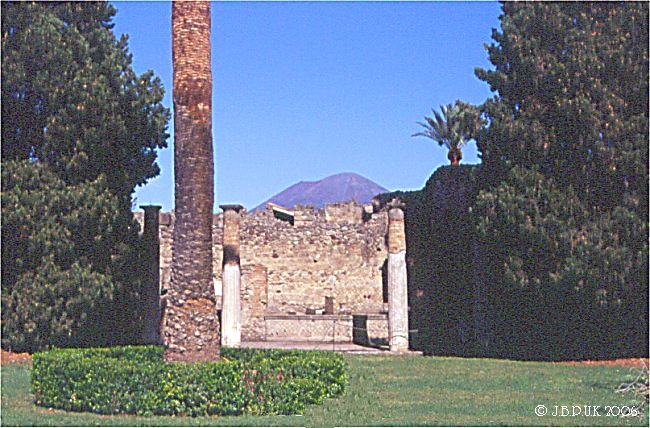 italy_pompeii_cassa_del_fauno_vesuvius_2003_0242