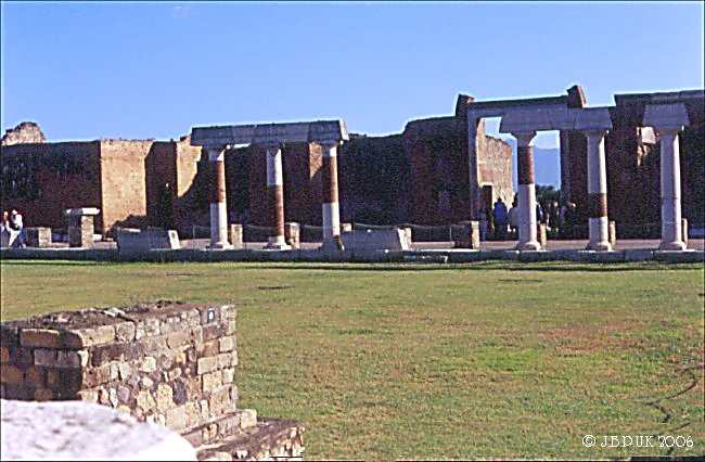 italy_pompeii_forum_columns_2003_0241