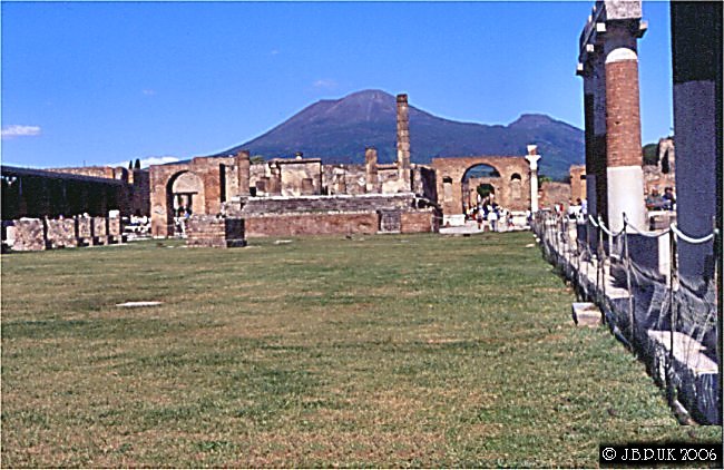 italy_pompeii_forum_to_vesuvius_2003_0243
