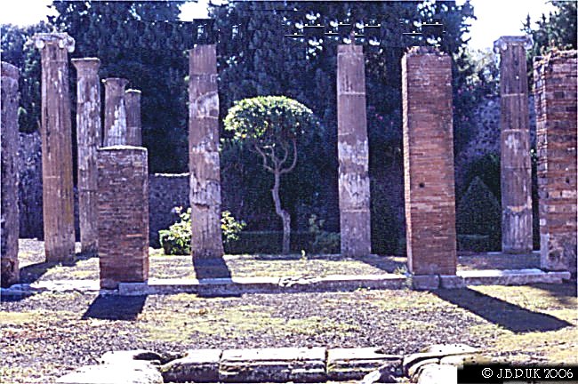 italy_pompeii_garden_pillars_2003_0243