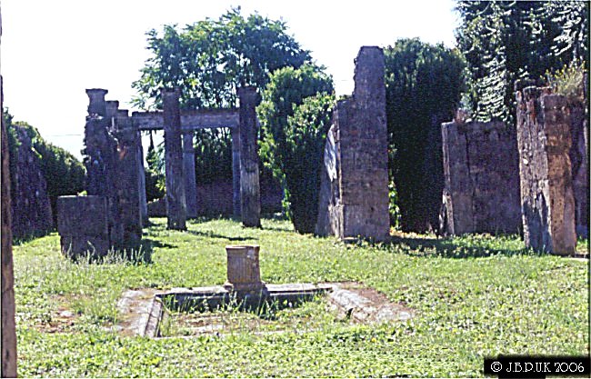 italy_pompeii_garden_ruins_2003_0242