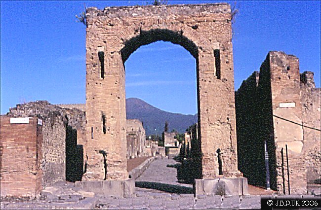 italy_pompeii_gate_via_di_mercurio_2003_0241