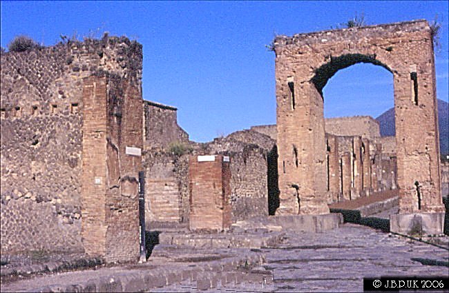italy_pompeii_gate_via_di_mercurio_2_2003_0241