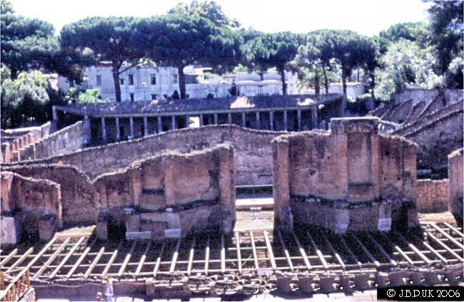 italy_pompeii_gladiator_barracks_2003_0243