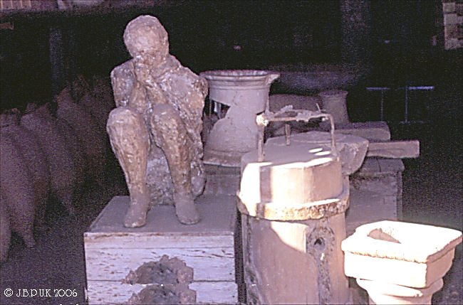 italy_pompeii_man_2003_0241