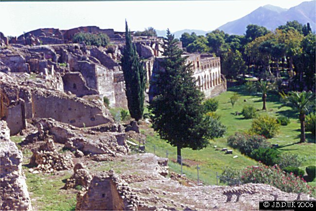 italy_pompeii_south_wall_02_2003_0243