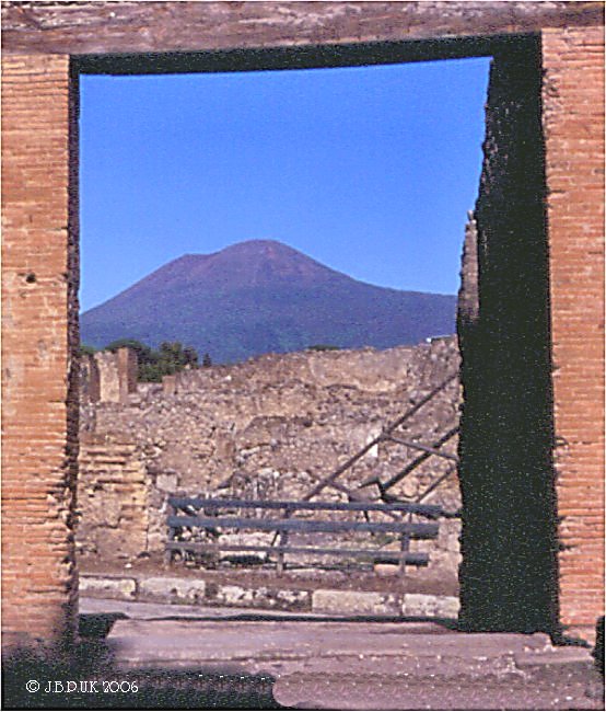 italy_pompeii_theatre_to_vesuvius_02_2003_0243