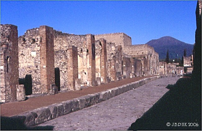italy_pompeii_via_di_mercurio_2003_0242