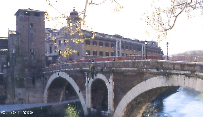 italy_rome_fabricio_bridge_1998_0016