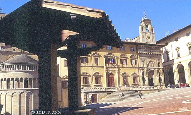 italy_tuscany_arezzo_town_square_1998_0104