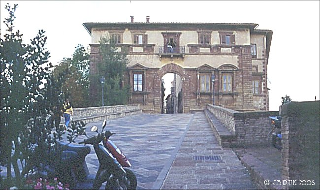 italy_tuscany_collle_di_val_d'elsa_gate_1998_0099