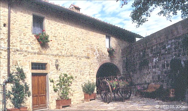 italy_tuscany_pogibonsi_farmhouse_close_1998_0105