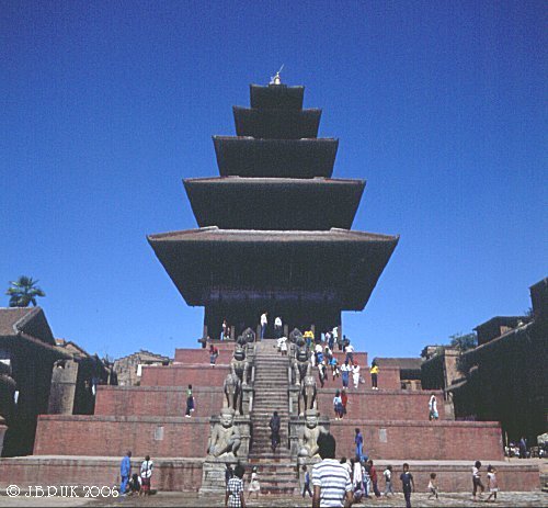 nepal_bhaktapur_temple_1998_0132