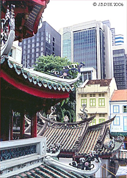 singapore_chinatown_temple_roof_02_1999_0190