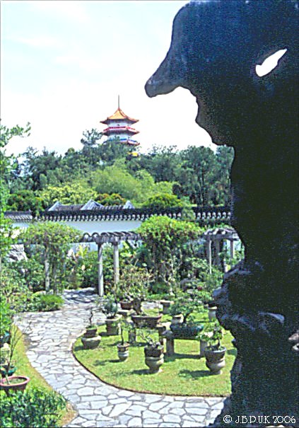 singapore_chinese_garden_bonsai_05_1999_0190