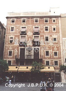 spain_barcelona_decorated_building